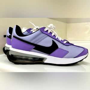 Nike Size 8 - BRAND NEW